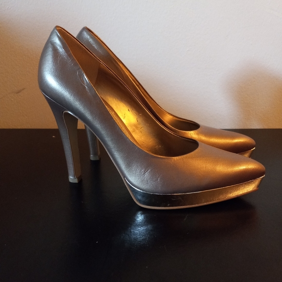 Nine West Gold Toned Heels 👠 - Picture 2 of 5
